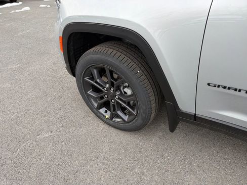 New 2025 Jeep Grand Cherokee Limited w/ MOPAR Finishing Package image 24