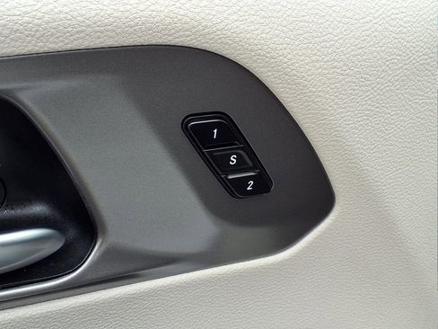 Used 2024 Chrysler Pacifica Touring-L FWD image 14