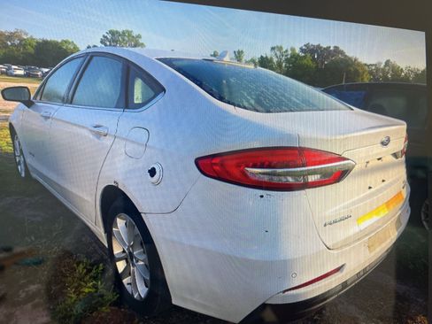 Used 2019 Ford Fusion SE FWD image 4