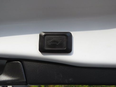 Used 2021 Toyota RAV4 XLE w/ Convenience Package image 19