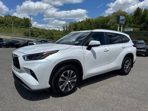 Used 2023 Toyota Highlander XLE FWD image 1