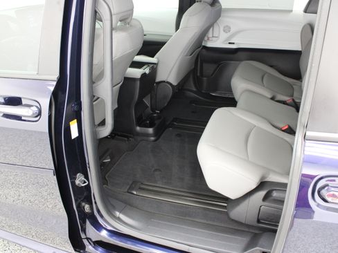 Used 2026 Toyota Sienna XLE FWD image 27