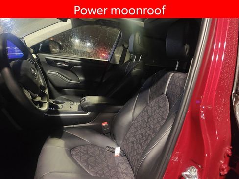 Used 2025 Toyota Highlander XLE image 6