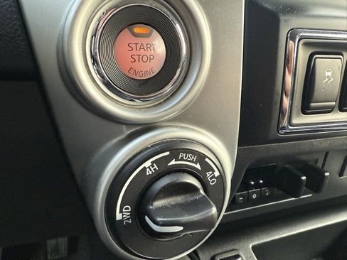 Used 2019 Nissan Titan SV w/ SV Convenience Package image 23