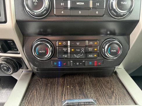 Used 2020 Ford F250 Lariat w/ Chrome Package image 24