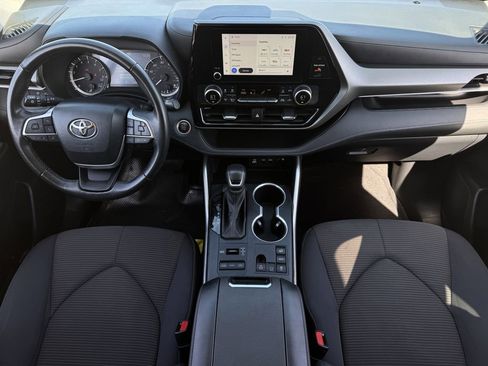 Used 2024 Toyota Highlander LE image 11
