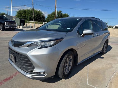 Used 2022 Toyota Sienna XLE FWD image 7