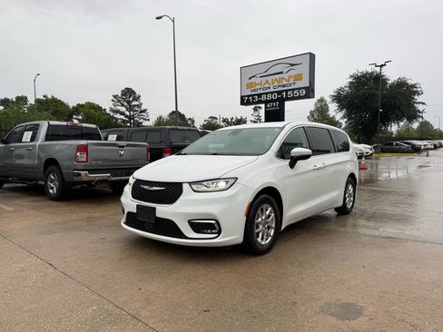 Used 2023 Chrysler Pacifica Touring-L FWD image 40