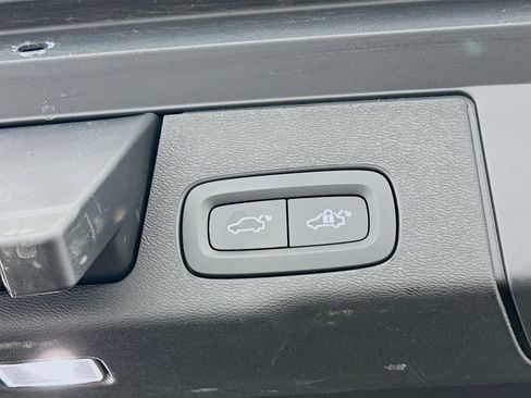 Used 2023 Volvo XC60 B5 Plus w/ Climate Package image 32