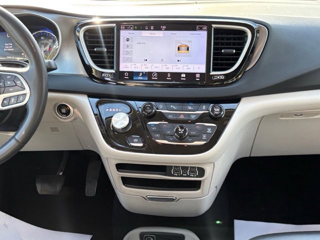 Used 2023 Chrysler Pacifica Touring-L FWD image 12