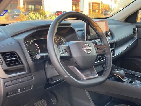 Used 2025 Nissan Rogue SV image 7