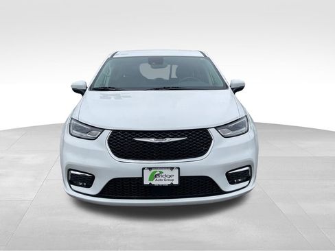Used 2023 Chrysler Pacifica Touring-L FWD image 2