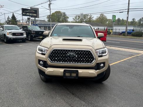 Used 2018 Toyota Tacoma TRD Sport AWD/4WD image 5
