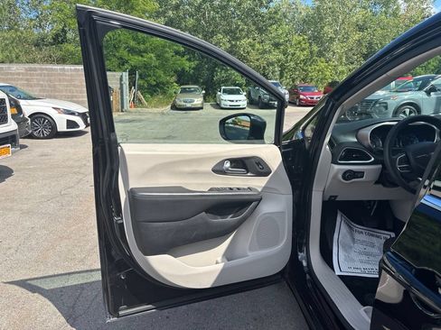 Used 2024 Chrysler Pacifica Touring-L FWD image 18