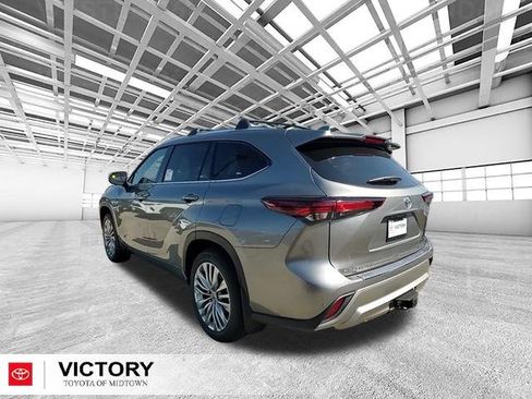 Used 2025 Toyota Highlander Platinum image 5