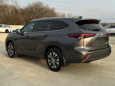 Used 2024 Toyota Highlander XLE image 3