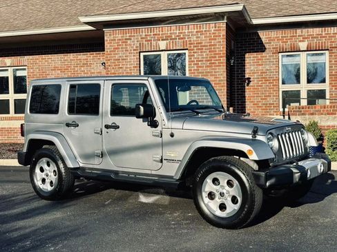 Used 2014 Jeep Wrangler Unlimited Sahara w/ Dual Top Group AWD/4WD image 12
