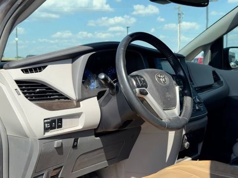 Used 2019 Toyota Sienna XLE w/ XLE Navigation Package FWD image 6