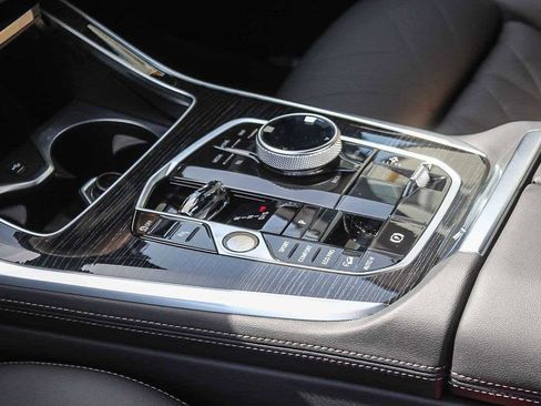 Used 2025 BMW X7 xDrive40i w/ M Sport Package image 19