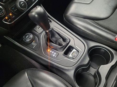 Used 2019 Jeep Cherokee Latitude Plus w/ Cold Weather Group AWD/4WD image 26