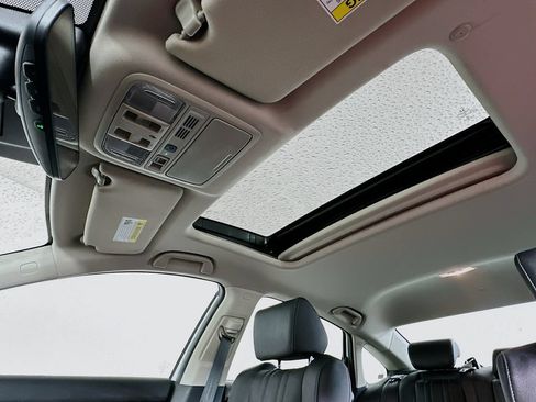Used 2019 Honda Accord Touring image 11