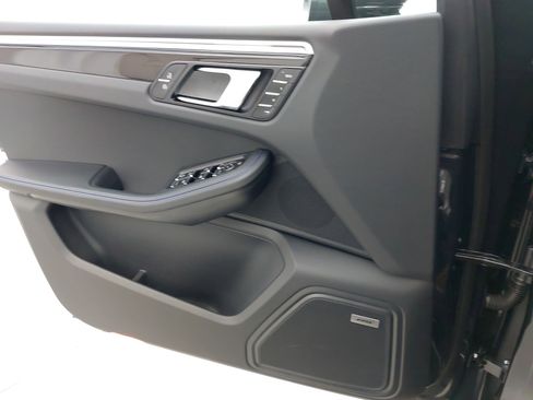 Used 2025 Porsche Macan image 28