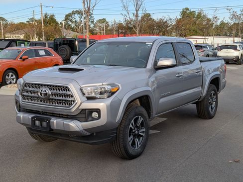 Used 2017 Toyota Tacoma TRD Sport image 7