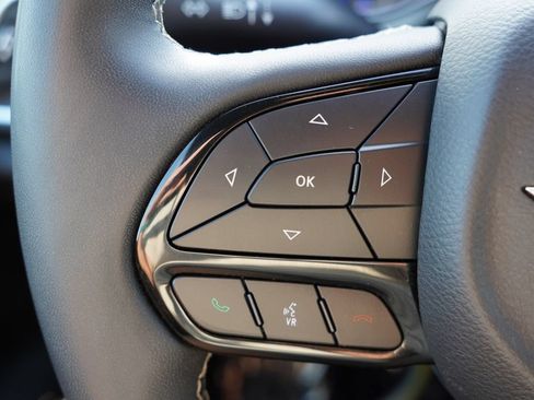 Certified 2025 Chrysler Pacifica Limited FWD image 34