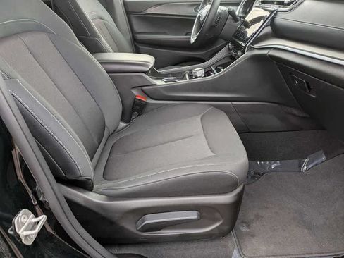 Used 2023 Jeep Grand Cherokee Laredo AWD/4WD image 20