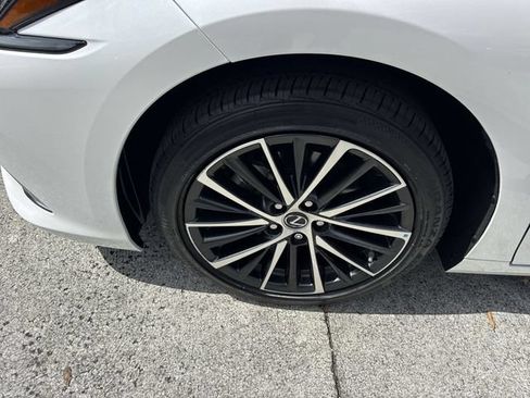 Certified 2024 Lexus ES 350 w/ Premium Package FWD image 10