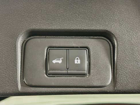 Used 2025 Nissan Rogue SV FWD image 30