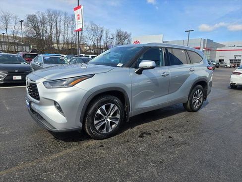 Certified 2021 Toyota Highlander XLE AWD/4WD image 3