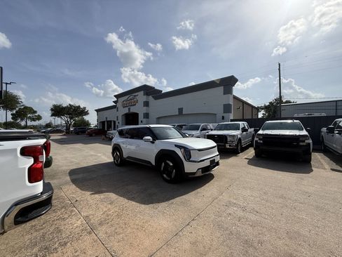 Used 2024 Kia EV9 Light Long Range RWD image 46