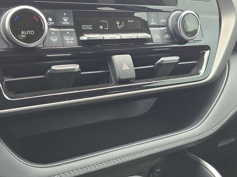 Used 2023 Toyota Highlander LE FWD image 34