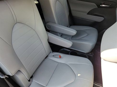 Used 2024 Toyota Highlander XLE image 26