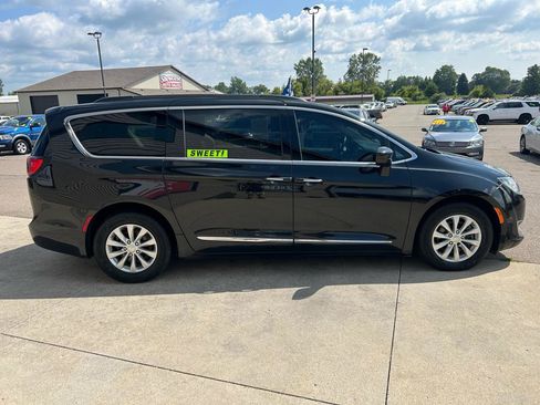 Used 2017 Chrysler Pacifica Touring-L FWD image 4