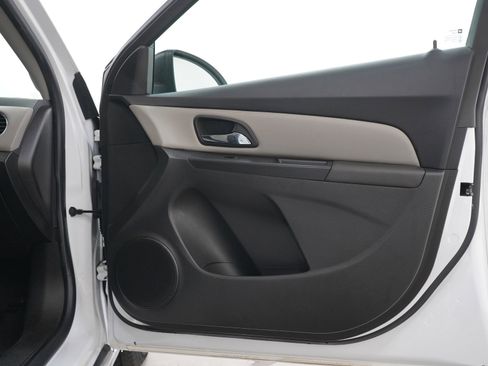 Used 2013 Chevrolet Cruze LS FWD image 9