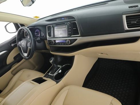 Used 2016 Toyota Highlander XLE image 30