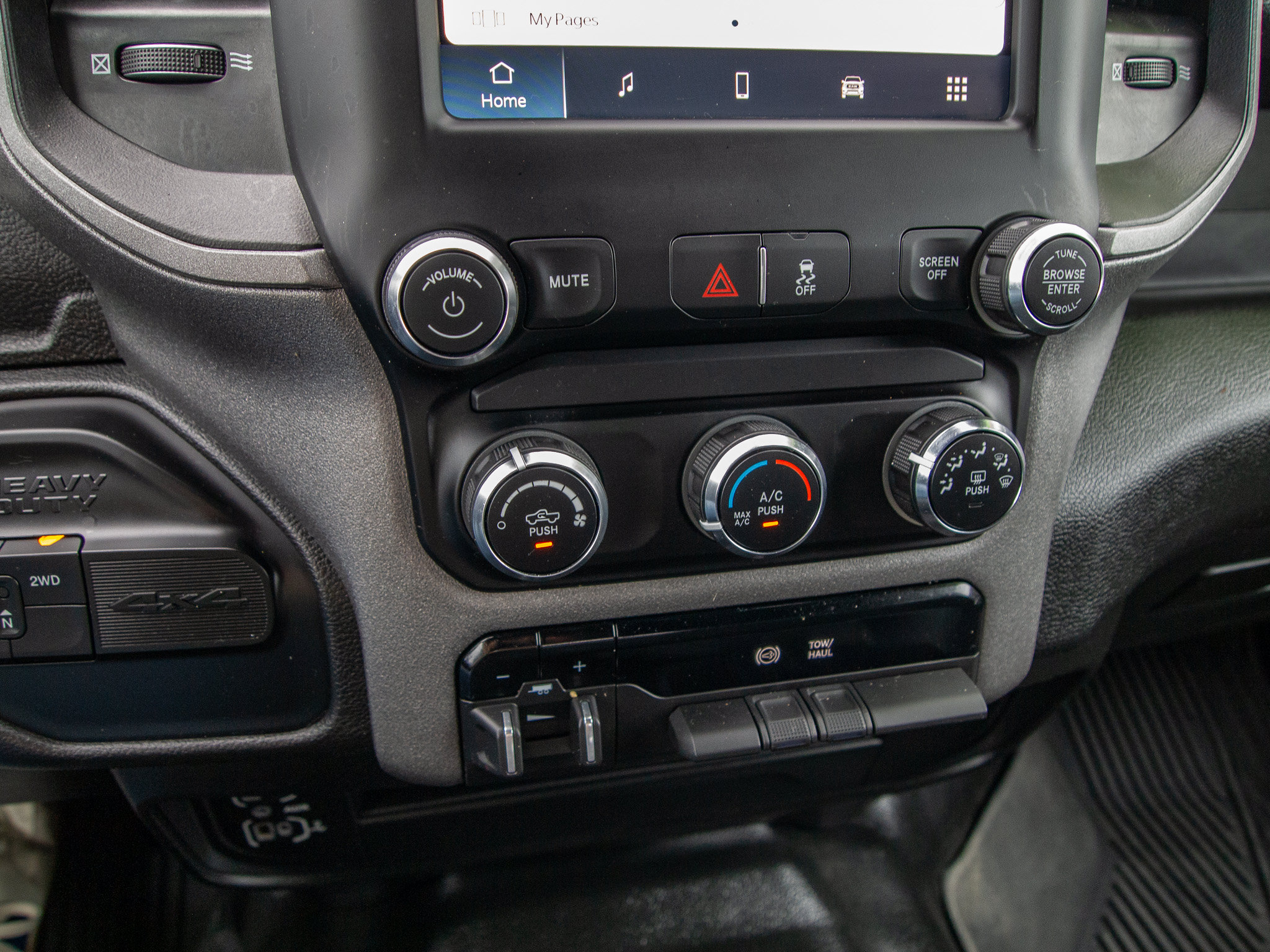 Used 2024 RAM 3500 Tradesman w/ Chrome Appearance Group AWD/4WD image 18