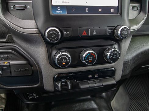 Used 2024 RAM 3500 Tradesman w/ Chrome Appearance Group AWD/4WD image 18