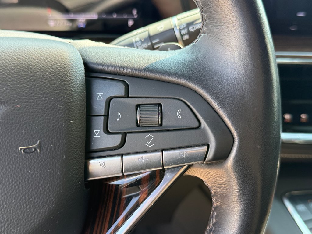 Used 2024 Cadillac Escalade ESV Premium Luxury AWD/4WD image 18
