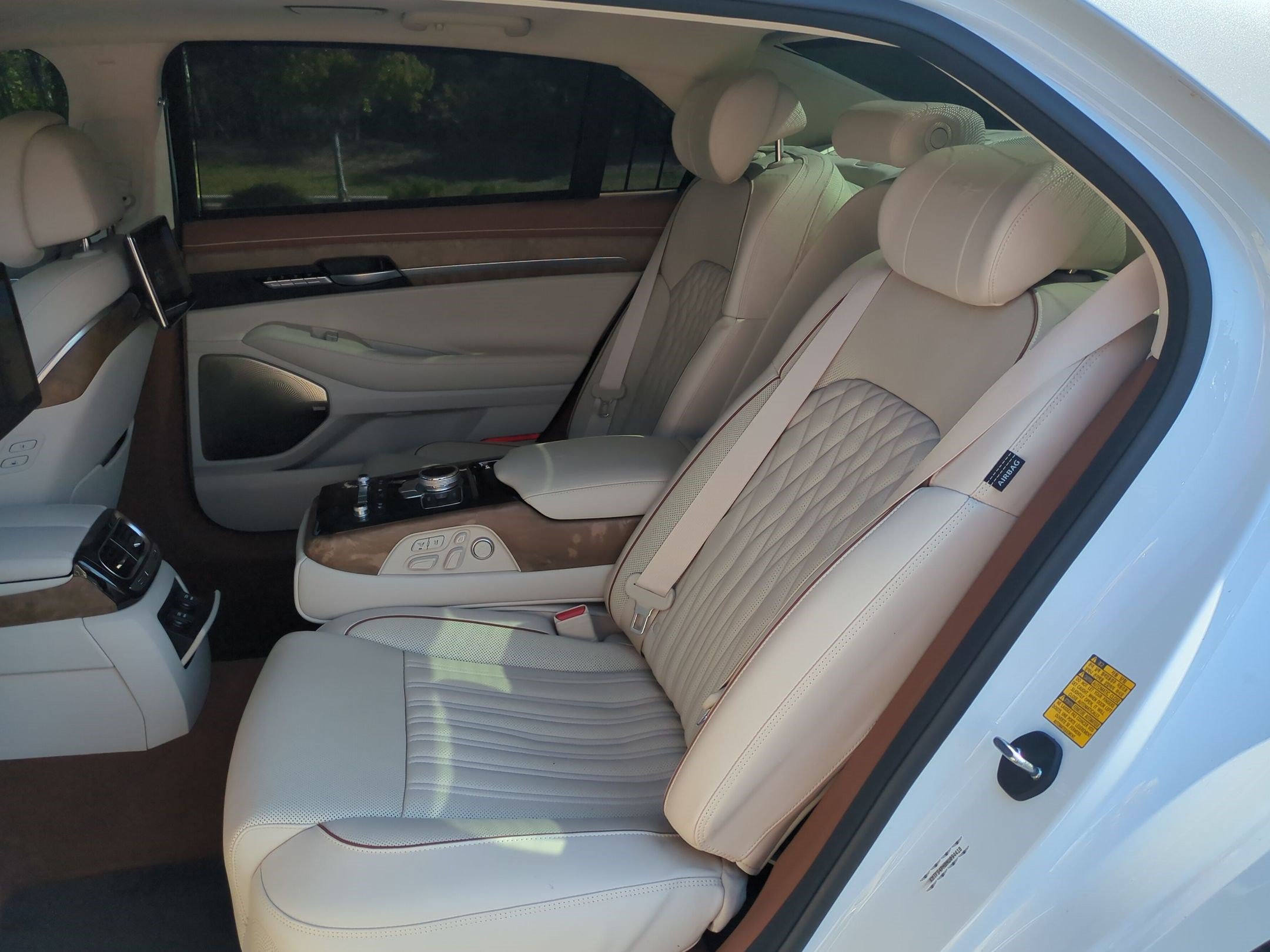 Used 2022 Genesis G90 5.0 Ultimate RWD image 40