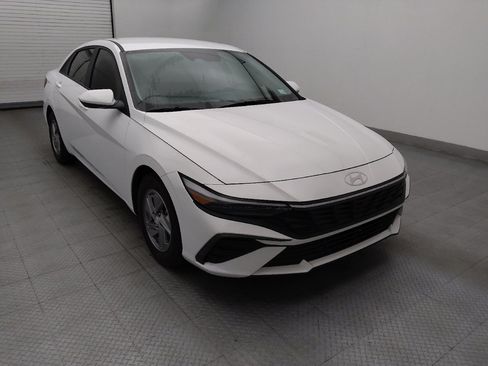 Used 2024 Hyundai Elantra SE FWD image 13