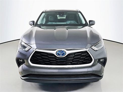 Used 2023 Toyota Highlander XLE image 2