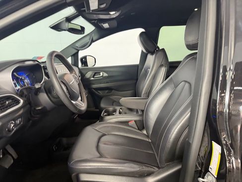 Used 2025 Chrysler Pacifica Select FWD image 20
