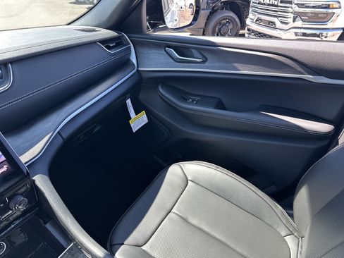 New 2025 Jeep Grand Cherokee Limited w/ Luxury Tech Group II AWD/4WD image 24