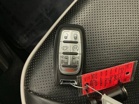 Used 2025 Chrysler Pacifica Limited FWD image 27