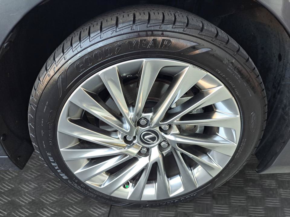 Used 2023 Lexus ES 300h Ultra Luxury w/ Accessory Package (Z2) FWD image 21