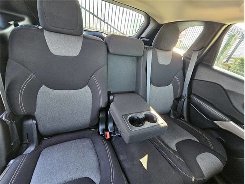 Used 2018 Jeep Cherokee Latitude w/ Altitude Package image 17