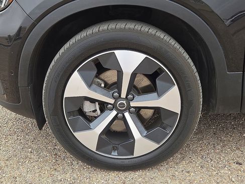 Used 2024 Volvo XC40 B5 Plus AWD/4WD image 10